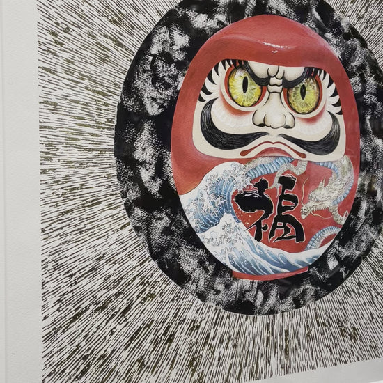 額装付きダルマ画の動画左右から撮影