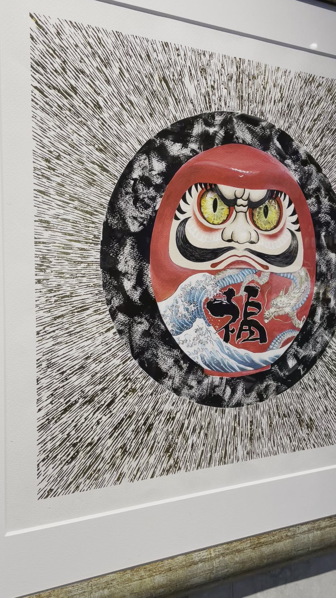 額装付きダルマ画の動画左右から撮影